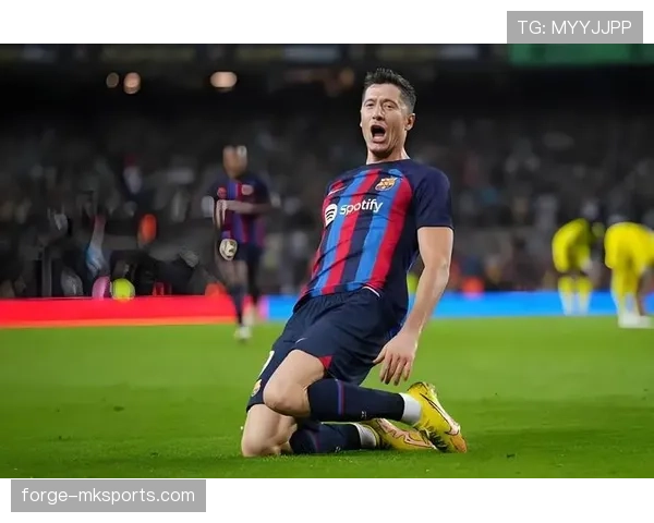 莱万多夫斯基帽子戏法助球队状态回暖，表现引关注