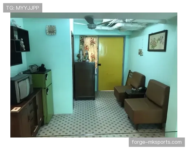 练俊杰居然住楼下咖啡店？球场外的他谁敢想象这么接地气！